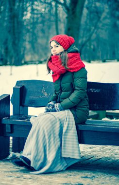 güzel genç kız bir eşarp ile kırmızı bere içinde