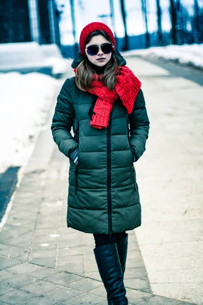 Portrait of a beautiful young girl in sunglasses — Stock Photo, Image