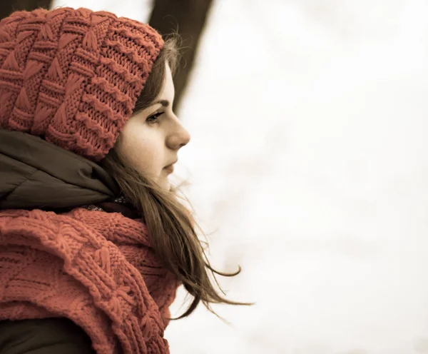 Belle jeune fille dans une casquette rouge avec un foulard — Photo