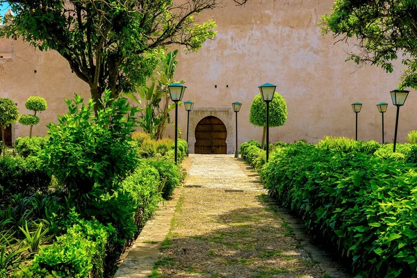 Vista de los jardines andaluces en la Kasbah de los Udayas antigua fortaleza en Rabat en Marruecos — Foto de Stock
