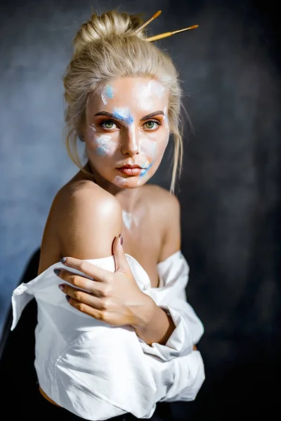 Saç modeli ile güzel genç sarışın kadının Yaratıcı moda güzellik portresi.