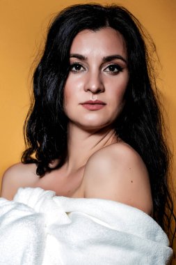 Uzun kıvırcık saçlı güzel bir esmer kız portresi