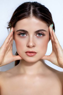 Temiz ciltli, güzel genç bir kadın..