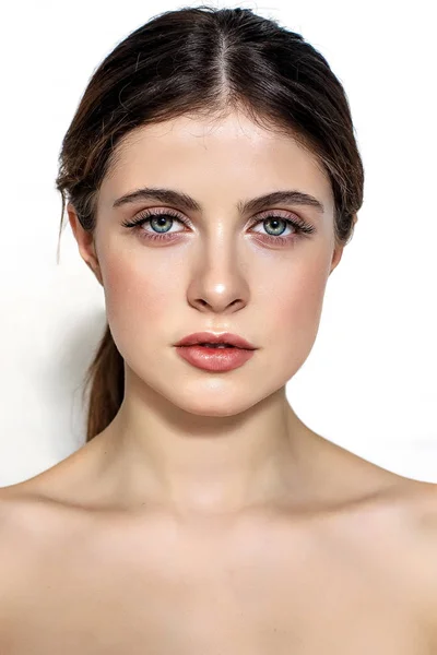 Mooie jonge vrouw met schone perfecte huid. — Stockfoto