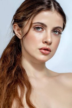 Temiz ciltli, güzel genç bir kadın..