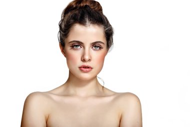 Temiz ciltli, güzel genç bir kadın..