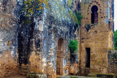 Sala Colonia ve İslam karmaşık Chellah, Camii ve minaresi harap olarak bilinen Roma kentinin kalıntıları.