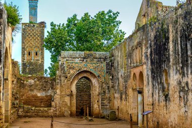 Sala Colonia ve İslam karmaşık Chellah, Camii ve minaresi harap olarak bilinen Roma kentinin kalıntıları.