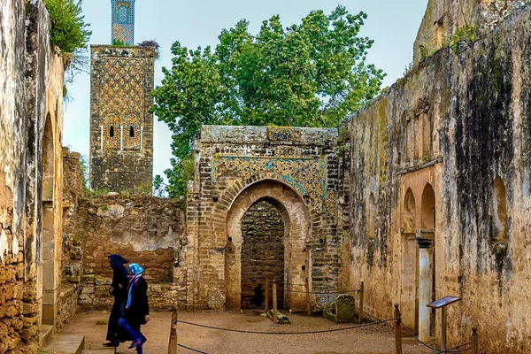 Ruinas de la ciudad romana conocida como Sala Colonia y el complejo islámico de Chellah, mezquita y minarete en ruinas . — Foto de Stock