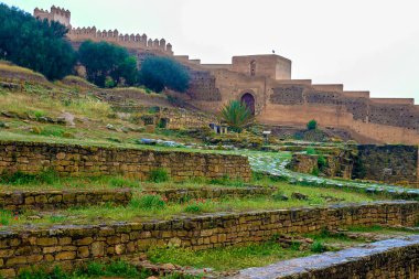 Sala Colonia ve İslam karmaşık Chellah, Camii ve minaresi harap olarak bilinen Roma kentinin kalıntıları.