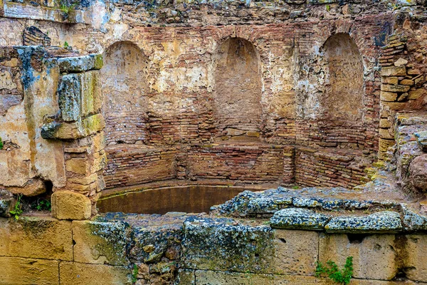 Руины римского города, известного как Сала Колония и исламский комплекс Челла, мечеть и минарет разрушены . — стоковое фото