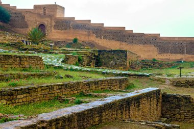 Sala Colonia ve İslam karmaşık Chellah, Camii ve minaresi harap olarak bilinen Roma kentinin kalıntıları.