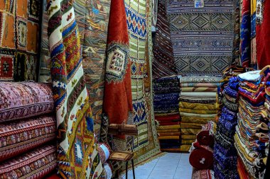 Fas 'ta Rabat' ın dar sokaklarında seçici odaklı canlı renkte Fas halıları satılıyor..