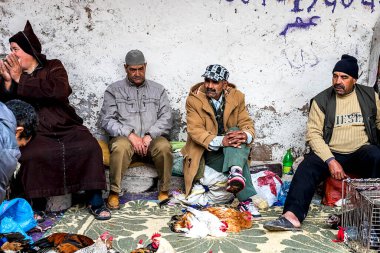 Fes, Fas - 21,04, 2019: Fez 'deki açık hava pazarının caddelerinde yürüyen insanlar.