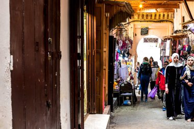 Fes, Fas - 21,04, 2019: Fez 'deki açık hava pazarının caddelerinde yürüyen insanlar.