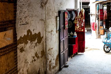 Fes, Fas - 21,04, 2019: Fez 'deki açık hava pazarının caddelerinde yürüyen insanlar.
