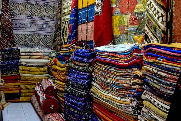 Марокканские ковры с яркими цветами для продажи на узкой улице Рабат в Марокко с избирательным фокусом . — стоковое фото