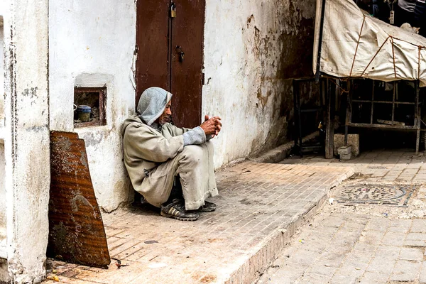 Fes, Fas - 21,04, 2019: Fez 'deki açık hava pazarının caddelerinde yürüyen insanlar.