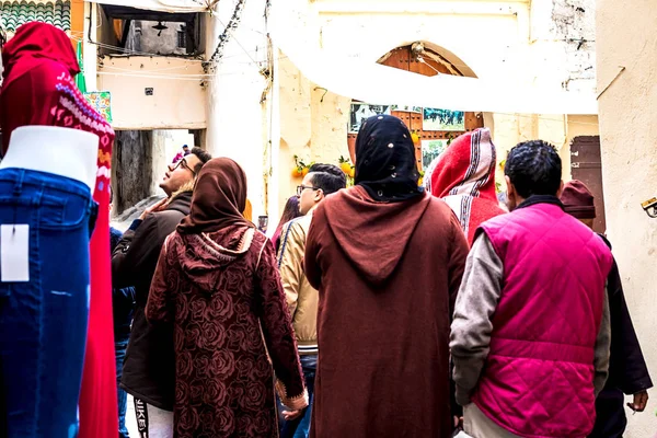 Fes, Fas - 21,04, 2019: Fez 'deki açık hava pazarının caddelerinde yürüyen insanlar.