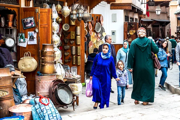 Fez, Marruecos - 21,04, 2019: Gente caminando por la calle del bazar del mercado al aire libre en Fez . — Foto de Stock