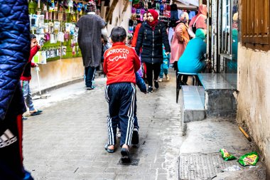 Fes, Fas - 21,04, 2019: Fez 'deki açık hava pazarının caddelerinde yürüyen insanlar.