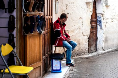 Fes, Fas - 21,04, 2019: Fez 'deki açık hava pazarının caddelerinde yürüyen insanlar.