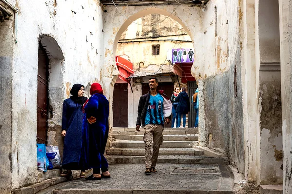 Fes, Fas - 21,04, 2019: Fez 'deki açık hava pazarının caddelerinde yürüyen insanlar.