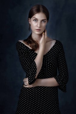 Stüdyo shot gri arka planda izole sarı saçlı güzel bir yalnız kız dramatik portresi