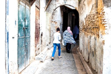 Eski kasaba Fez 'in sokakları. Yerliler ve çocuklar. Yaşam biçimi