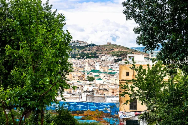 Die Straßen der Altstadt von Fez, die Einheimische und Kinder sind. Lebensstil — Stockfoto