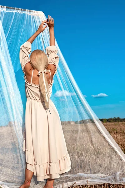 Portret Pięknej Dziewczyny Blondynki Długimi Włosami Polu Zbiorach Tle Białej — Zdjęcie stockowe