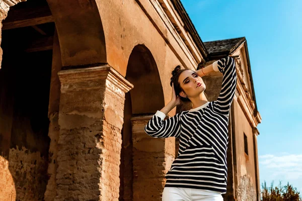 Beauty Fashion Model Girl Com Cabelos Castanhos Fundo Edifício Antigo — Fotografia de Stock