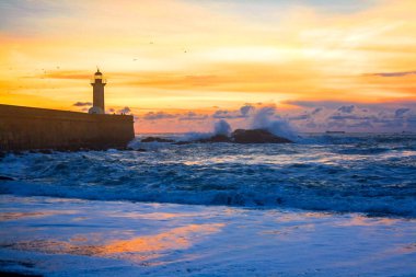Felgueiras Deniz feneri Atlantik Okyanusu kıyısında Porto, Portekiz 'de gün batımında