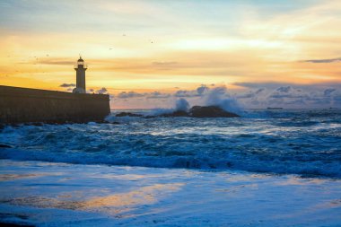 Felgueiras Deniz feneri Atlantik Okyanusu kıyısında Porto, Portekiz 'de gün batımında