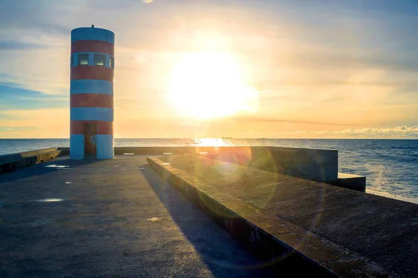 Faro de Felgueiras en la orilla del océano Atlántico en Oporto, Portugal al atardecer — Foto de Stock