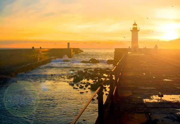 Маяк Felgueiras Lighthouse на березі Атлантичного океану в Порто (Португалія) після заходу сонця. — стокове фото