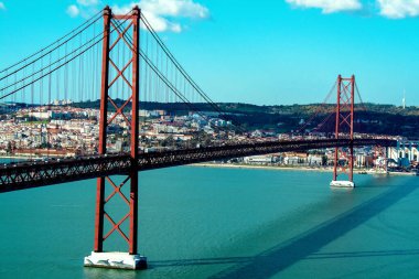 25 Nisan Köprüsü, Tagus Nehri üzerinde, Almada ve Lizbon 'u Portekiz' e bağlıyor..