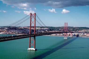 25 Nisan Köprüsü, Tagus Nehri üzerinde, Almada ve Lizbon 'u Portekiz' e bağlıyor..