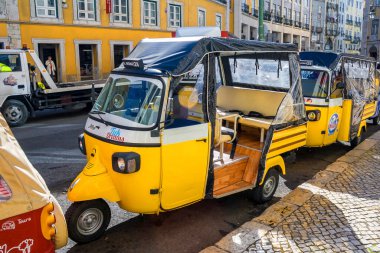 Tuk-tuk, mototaksi, Lizbon, Portekiz 'de hareket için araç. Tuk-tuk meydanda. Lizbon, Portekiz, Şubat 2018