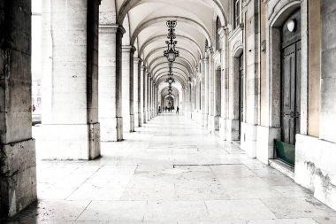 Binanın içindeki kemer kemeri görüntüsü, güneşli bir öğleden sonra, Lizbon, Portekiz.