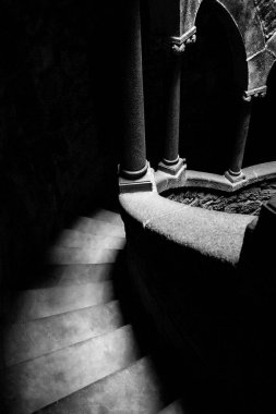 İçinde pencereler ve merdivenler olan bir kulenin güzel bir görüntüsü. Quinta da Regaleira kalesi, Monteiro Sarayı, Sintra, Portekiz