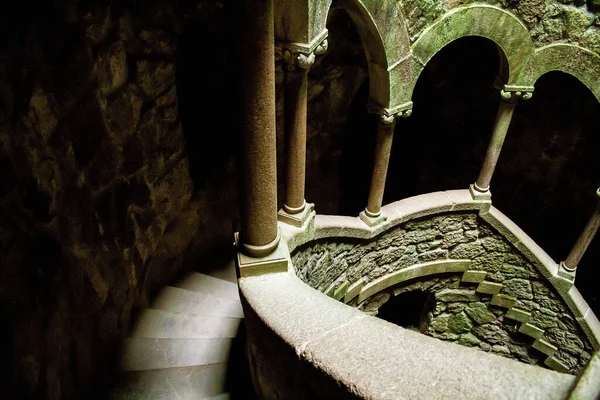 İçinde pencereler ve merdivenler olan bir kulenin güzel bir görüntüsü. Quinta da Regaleira kalesi, Monteiro Sarayı, Sintra, Portekiz