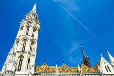Budapeşte, Macaristan. Eski tapınağı görün ve balıkçı kalesini kilitleyin. Avrupa 'da turistik bir yer. Kilise.