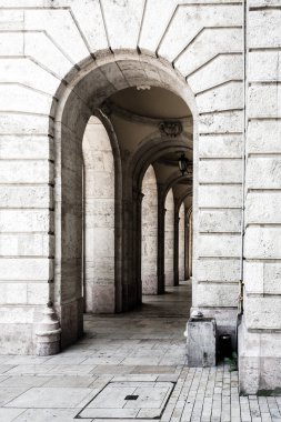 Budapeşte, Macaristan. - Evet. Tarihi bina, sütunları ve kemerli pencereleri olan cephe. Şehrin mimarisi..