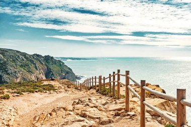 Güzel deniz manzarası. Kaya pelerininden Atlantik Okyanusu manzarası. Sintra. Kaya pelerini. Lizbon. Portekiz