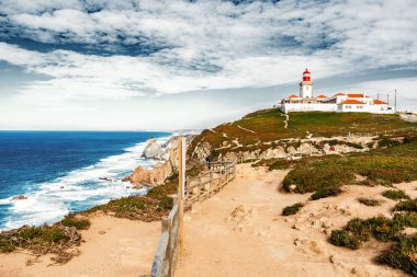Cabo da Roca, Portekiz, Avrupa anakarasının ve Avrasya kara kütlesinin en batı noktasını oluşturan pelerin. Sintra, Portekiz