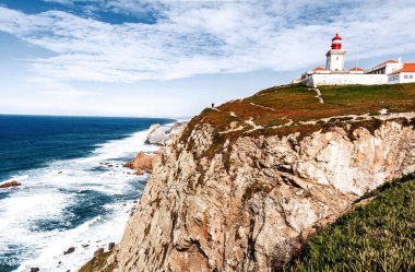Cabo da Roca, Portekiz, Avrupa anakarasının ve Avrasya kara kütlesinin en batı noktasını oluşturan pelerin. Sintra, Portekiz