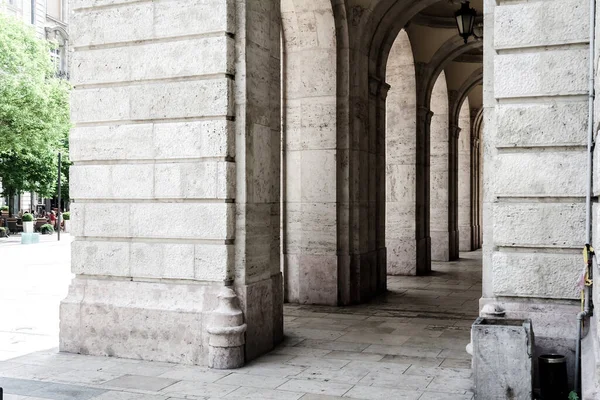 Boedapest Hongarije Historisch Gebouw Gevel Met Zuilen Gebogen Ramen Architectuur — Stockfoto