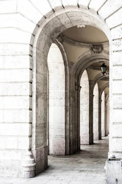 Boedapest Hongarije Historisch Gebouw Gevel Met Zuilen Gebogen Ramen Architectuur — Stockfoto