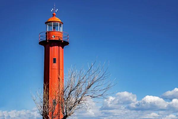 Paisaje Día Brillante Faro Rojo Árbol Sobre Fondo Cielo Azul — Foto de Stock